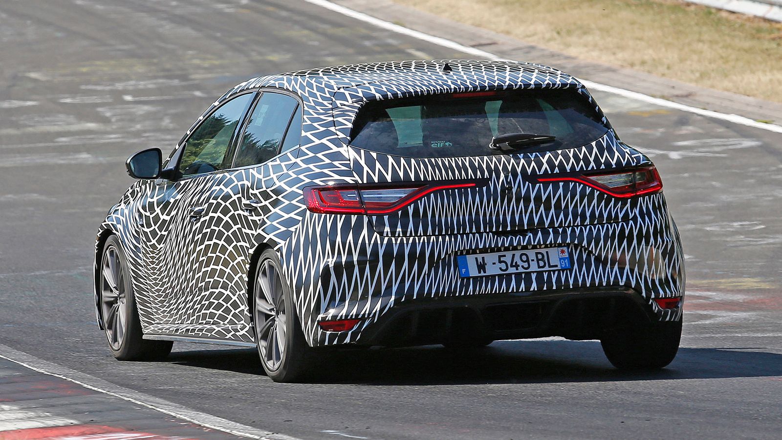 Ο στόχος του νέου Megane RS είναι η επίδοση του νέου Honda Civic Type R, το οποίο έκανε νέο ρεκόρ στο Ring με χρόνο 7:43.8. Σύμμαχο σε αυτή την προσπά