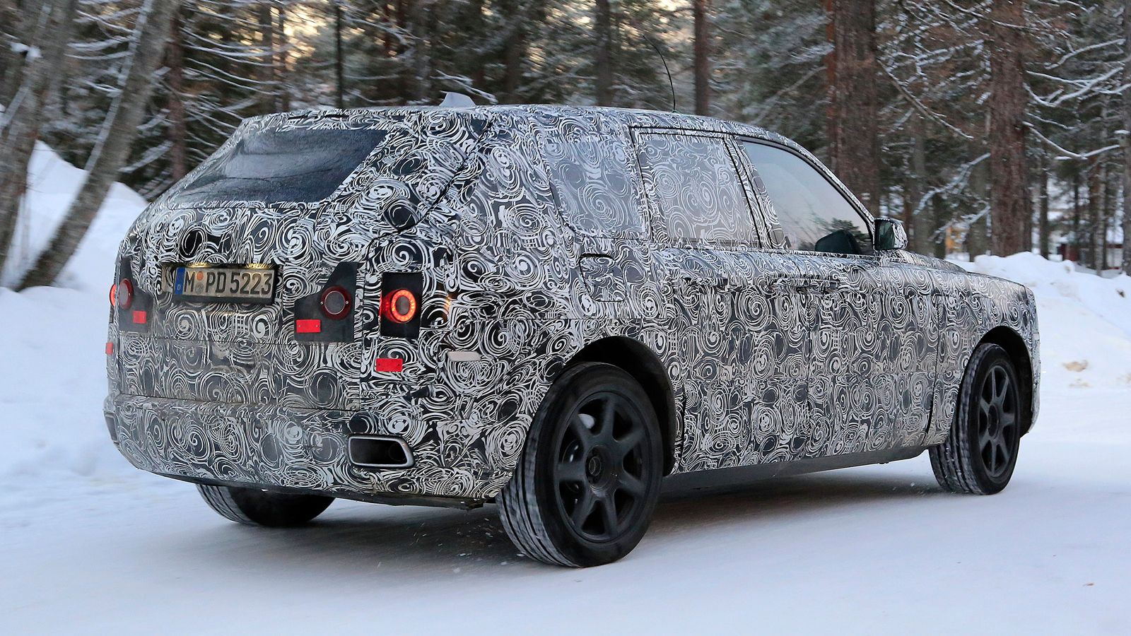 Είναι εδώ και καιρό γνωστό πως το Rolls-Royce SUV θα λανσαριστεί στο πρώτο μισό του 2018. Βασικός του αντίπαλος θα είναι η Bentley Bentayga, αλλά και 