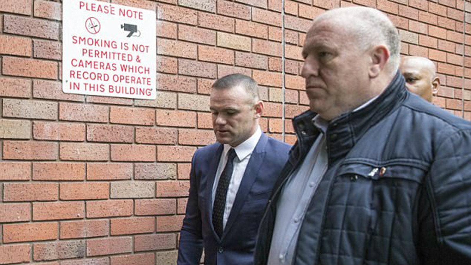 Κατά τον έλεγχο βρισκόταν μαζί με μια 29χρονη γυναίκα, την ίδια στιγμή που η έγκυος σύζυγός του μαζί με τους 3 γιους του βρισκόταν σε διακοπές.
