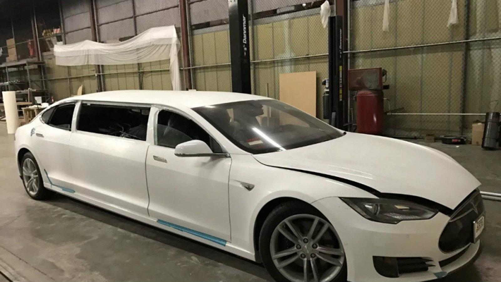 Ένα από αυτά είναι βασισμένο πάνω σε ένα Model S του 2015 και πρόκειται ουσιαστικά για μια λιμουζίνα χωρητικότητας 6 επιβατών σε άσπρο χρώμα που συχνά