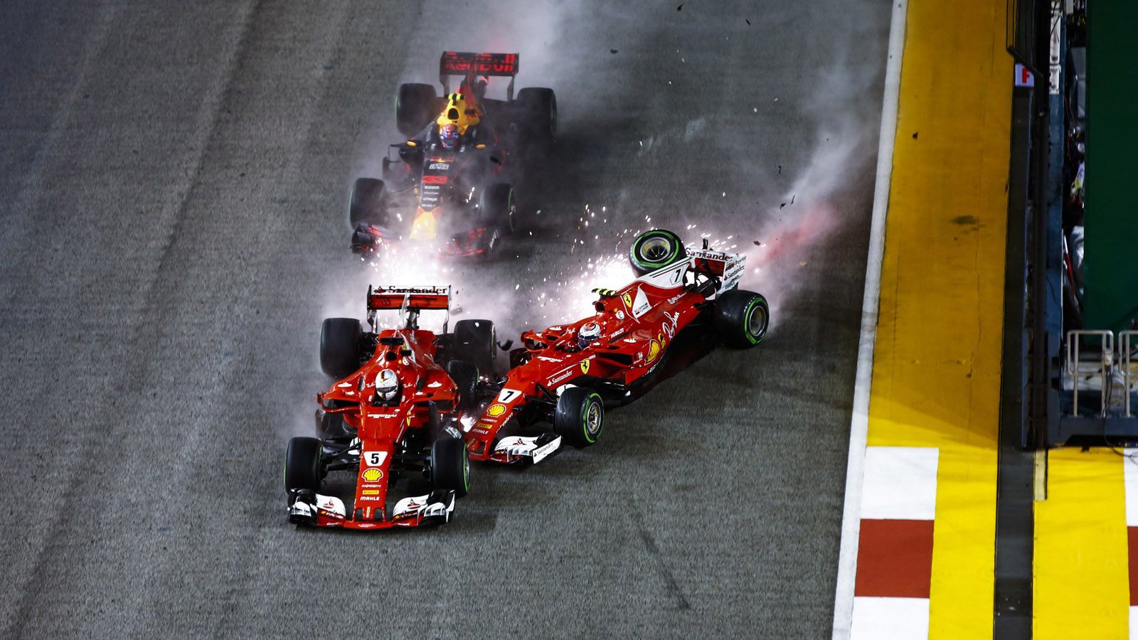 H εκκίνηση στα βρεγμένη πίστα Marina Bay Street Circuit, ήταν αυτή που έκρινε το φετινό GP της Σιγκαπούρης, καθώς εκεί τέθηκαν νοκ άουτ οι Raikkonen κ