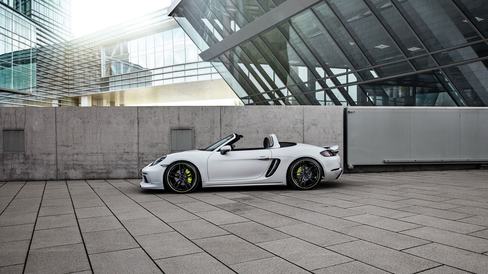 Στο πακέτο αυτό μπορεί να προστεθεί και χαμήλωμα 30 χιλιοστών, μαζί με ζάντες αλουμινιου 21 ιντσών που είναι διαθέσιμες σε ότι χρώμα ζητήσει ο πελάτης