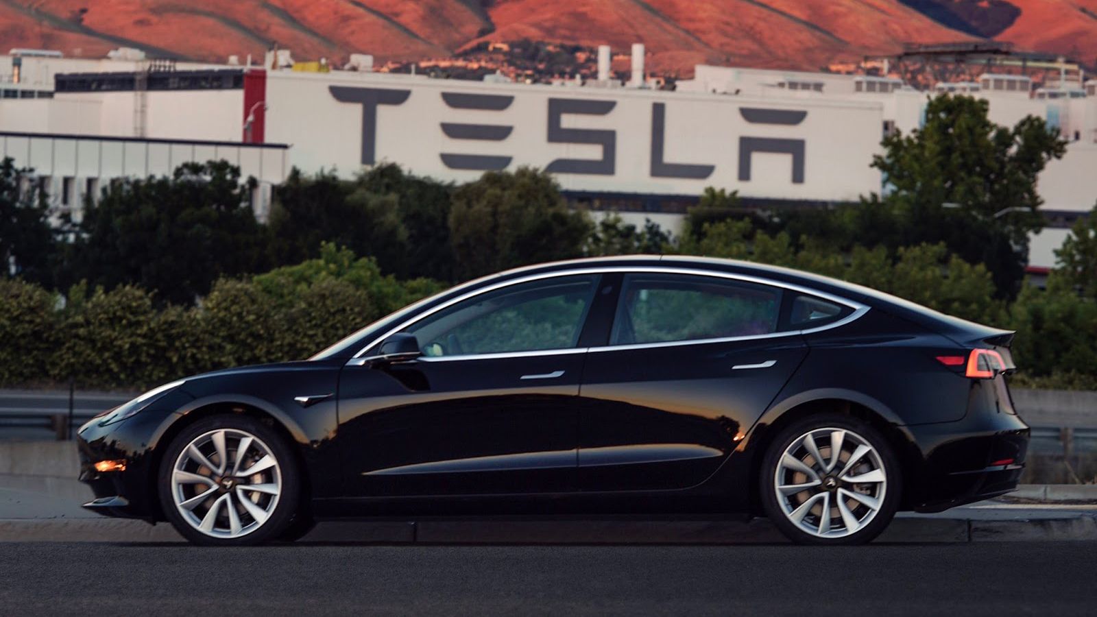 Η παραγωγή του Tesla Model 3 μόλις ξεκίνησε και η εταιρεία αρχίζει να επιταχύνει τις διαδικασίες στο εργοστάσιό της ώστε να ικανοποιήσει την τεράστια 
