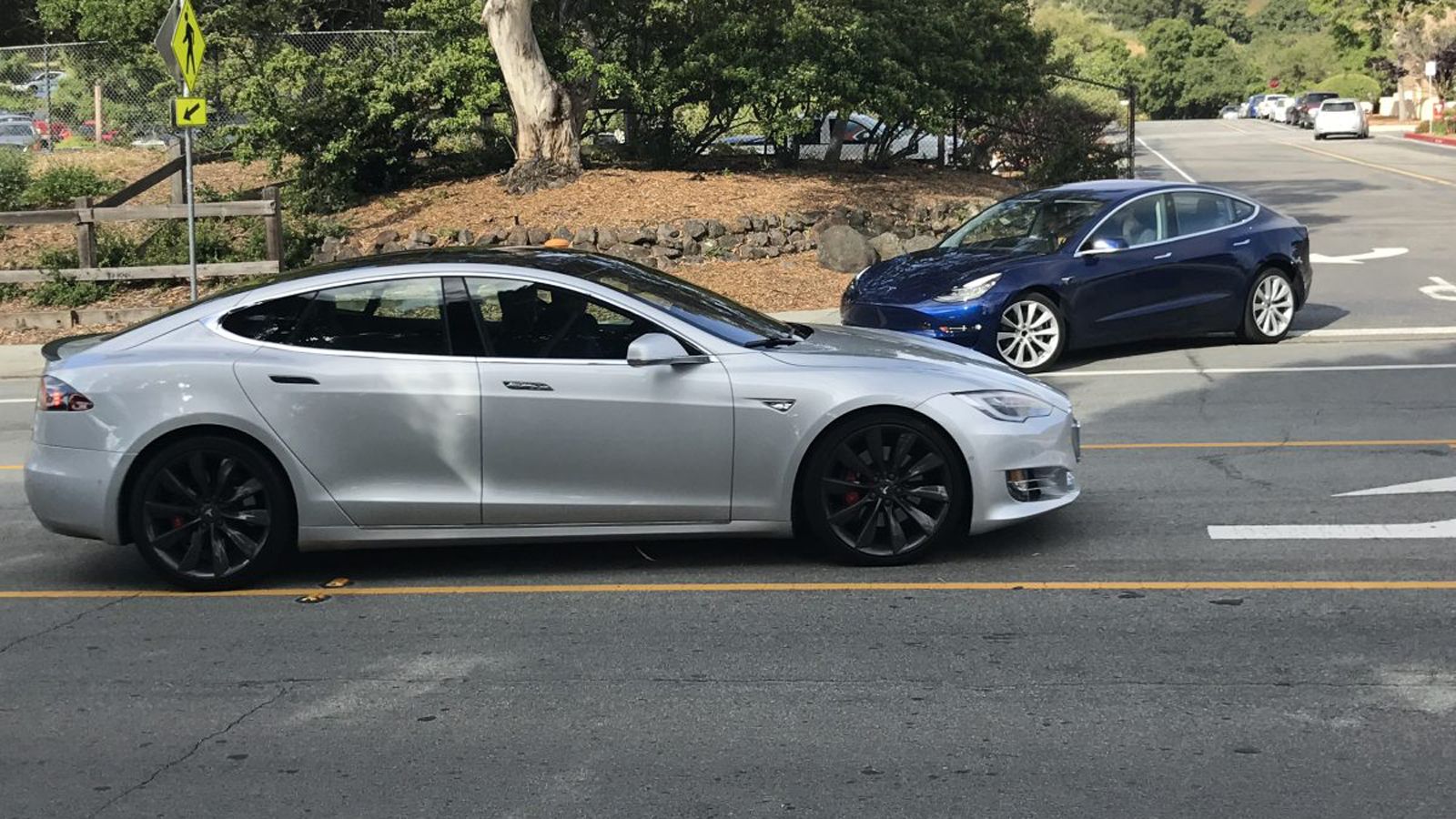 Για πρώτη φορά έχουμε στο ίδιο κάδρο τα Model 3 και Model S, ώστε να διαπιστώσουμε τι σημαίνει 20% μικρότερο. Οι φωτογραφίες είναι του Michael S και ο