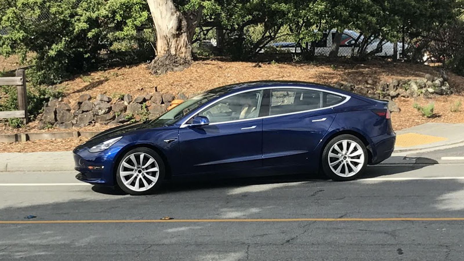 Οι πρώτοι που θα αποκτήσουν το Model 3 θα είναι σε θέση να επιλέξουν μόνο χρώμα αμαξώματος και μέγεθος τροχού, καθώς η Tesla εστιάζει στην επιτάχυνση 