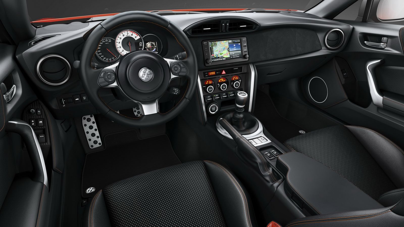 Στο εσωτερικό συναντάμε καθίσματα επενδυμένα με μαύρη Alcantara, ενώ σουέντ βρίσκουμε στα πάνελ των θυρών και στο ταμπλό. Οι πορτοκαλί ραφές και το ση