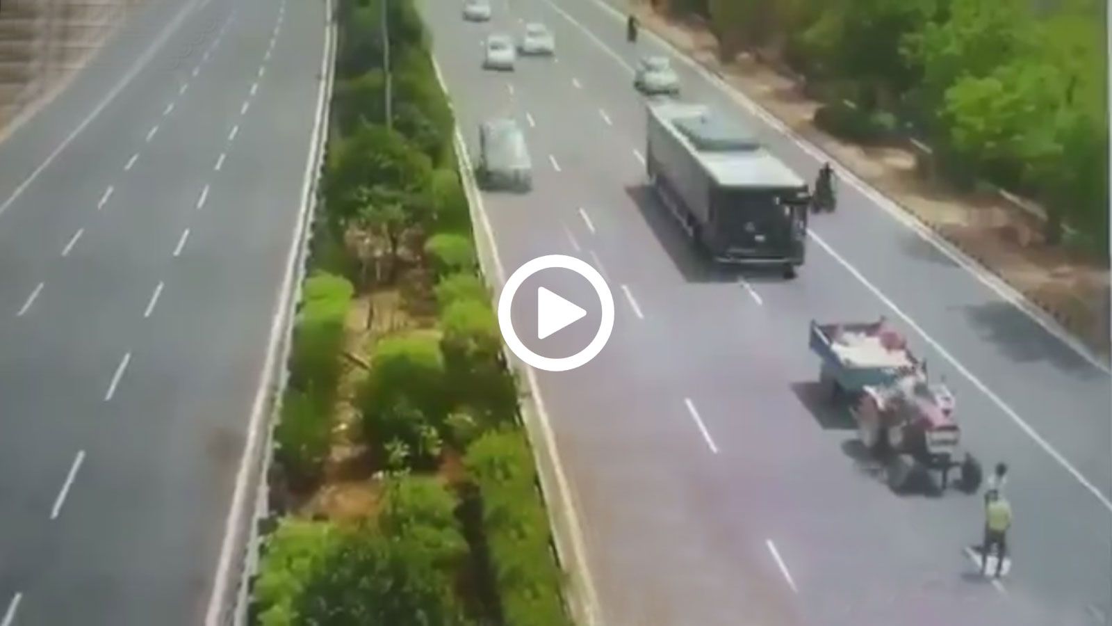 Πούλμαν κάνει ΝΤΟΥ σε τρακτέρ