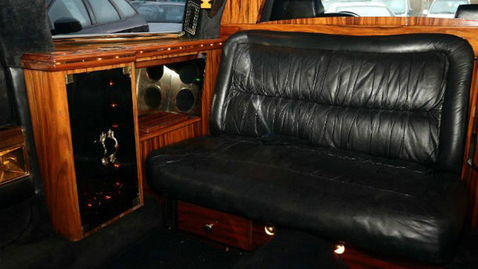 Ξύλο και δέρμα δίνουν και παίρνουν στο εσωτερικό της λιμουζίνας...