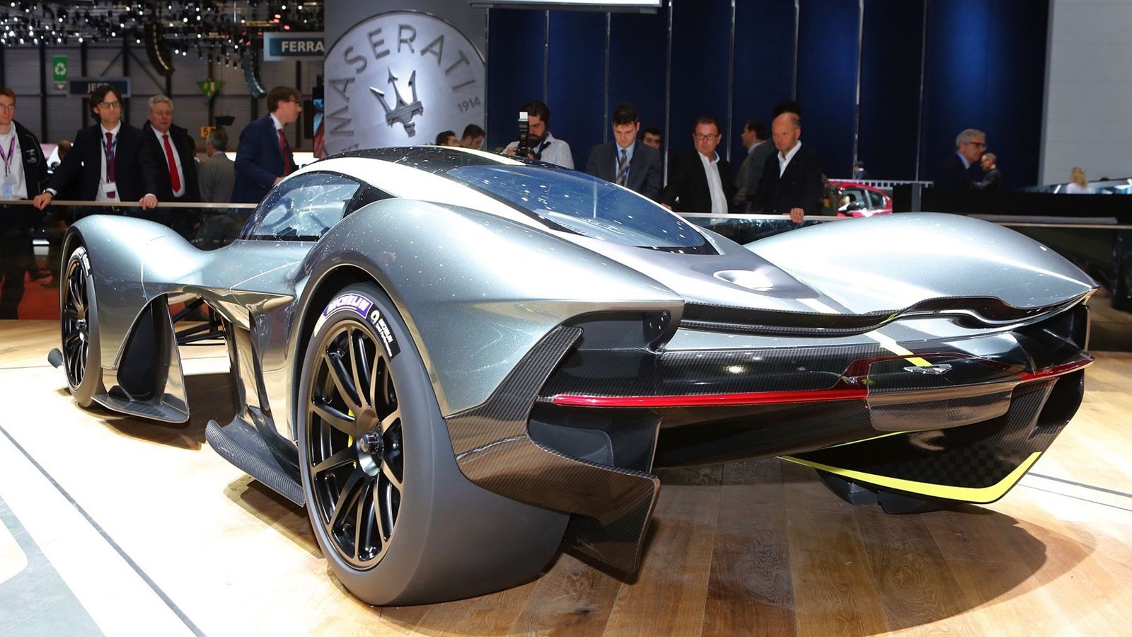 Σύμφωνα με τις τελευταίες πληροφορίες, το υβριδικό σύστημα θα συνδυάζει έναν ατμοσφαιρικό V12 κινητήρα 6,5 λίτρων της Cosworth, με ένα ηλεκτρικό μοτέρ