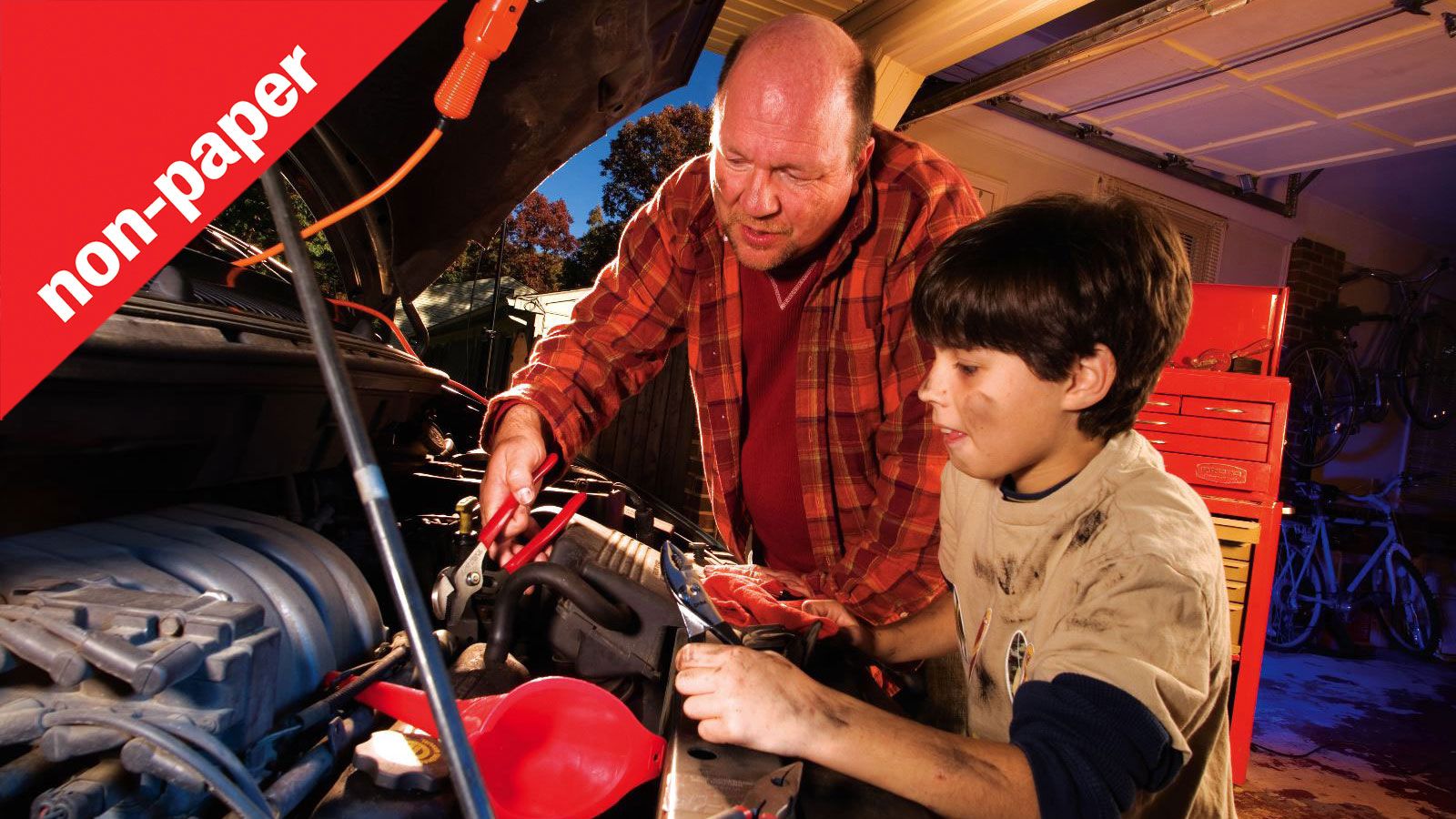 Που πήγαν οι μέρες που έβλεπες πατεράδες με τους γιούς τους να «μαστορεύουν»;