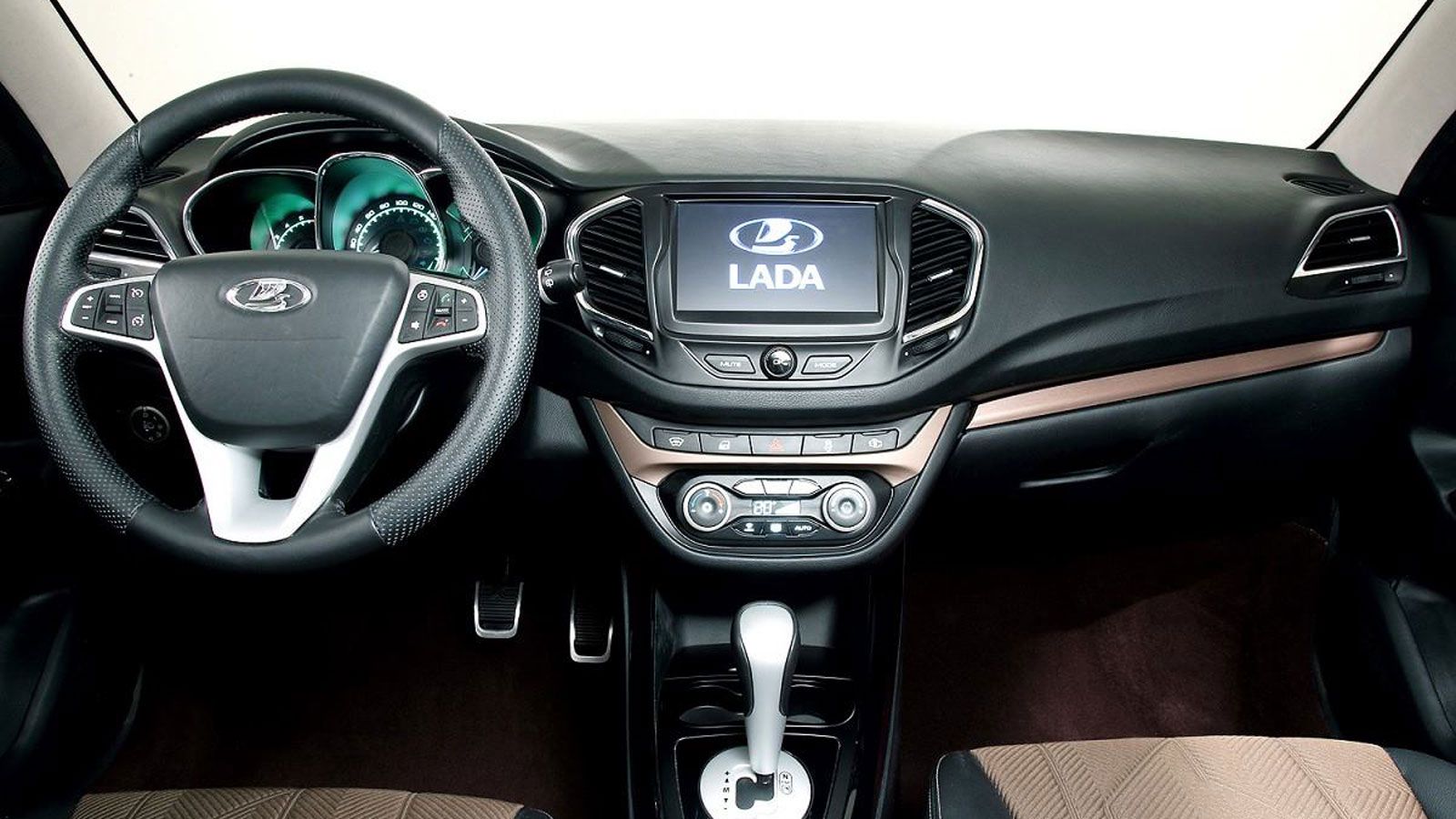 Διαστημικό εσωτερικό, σε σχέση με αυτά που μας είχε συνηθίσει η Lada.