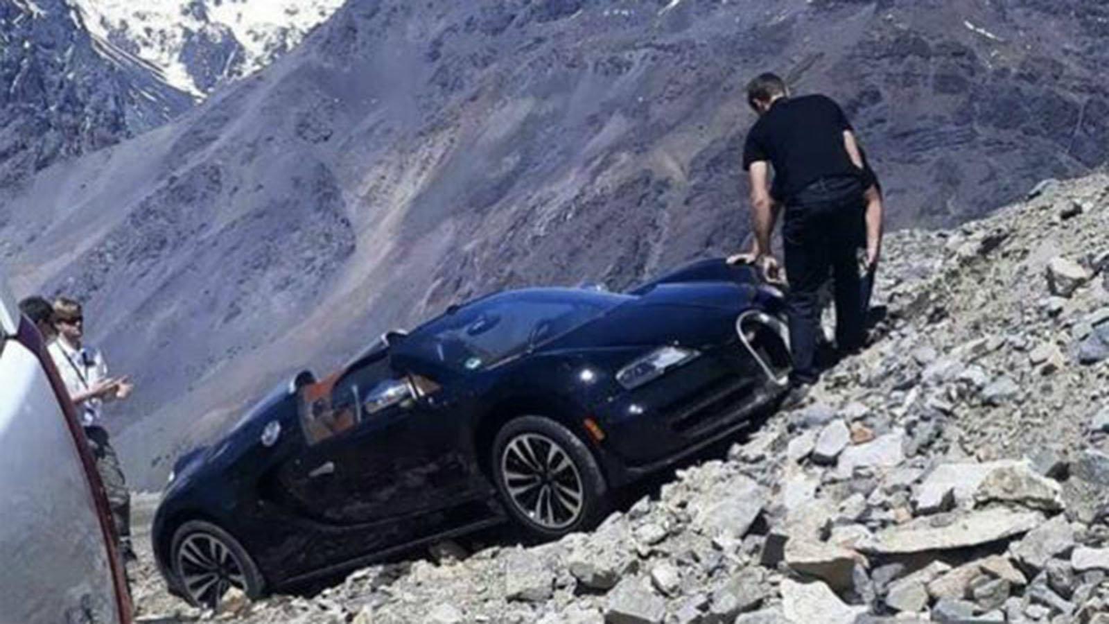 Ο οδηγός έχασε τον έλεγχο σε μια στροφή και τελικά κατέληξε στα βράχια των Ανδεων.