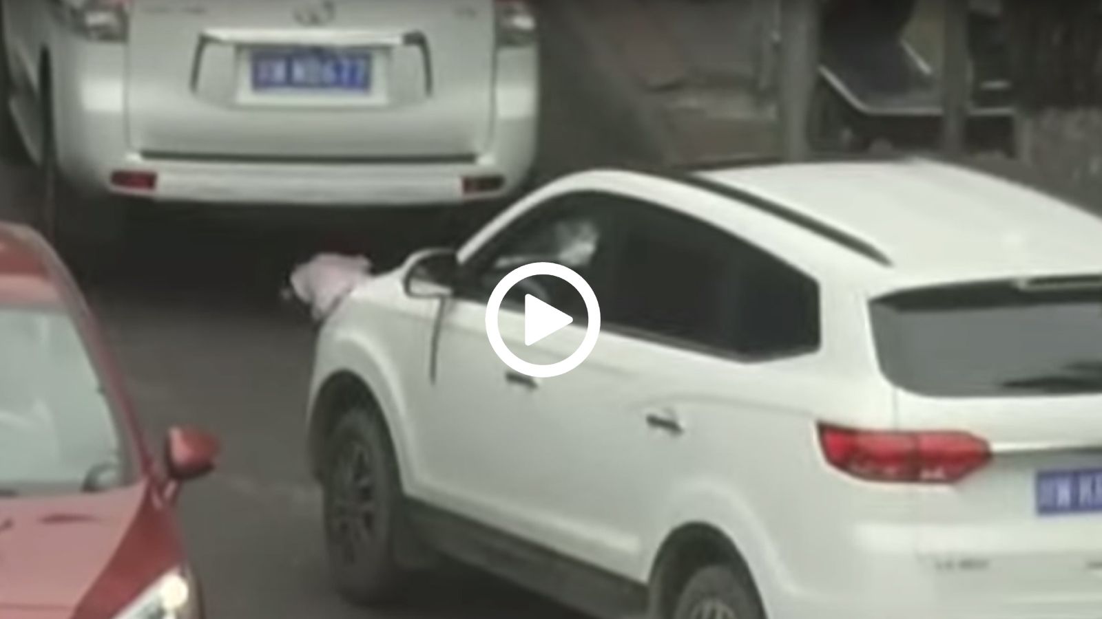 Δύο SUV περνάνε πάνω από παιδάκι