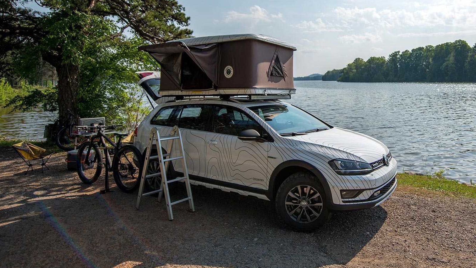 Το Golf Alltrack Country Concept απευθύνεται στους περιπετειώδεις κατασκηνωτές. Η ανάρτηση έχει ψηλώσει κατά 2 ίντσες (5 εκ.) προς όφελος των off road