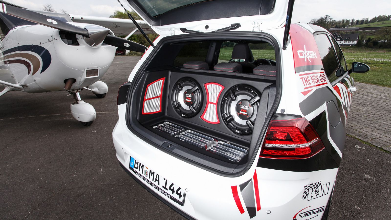 Η Mac Audio τοποθέτησε τρεις ενισχυτές και δύο subwoofers 300 χλστ., ενώ μια σειρά ηχείων εξασφαλίζουν την τέλεια ακουστική. Η πρόταση της εταιρείας ό