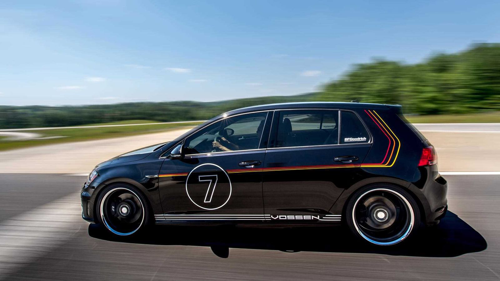 Το Golf R Heritage Concept, είναι ένα μαύρο αυτοκίνητο με μια ρίγα σε κόκκινο, πορτοκαλί και κίτρινο, που παραπέμπει στη γερμανική σημεία. Την εικόνα 