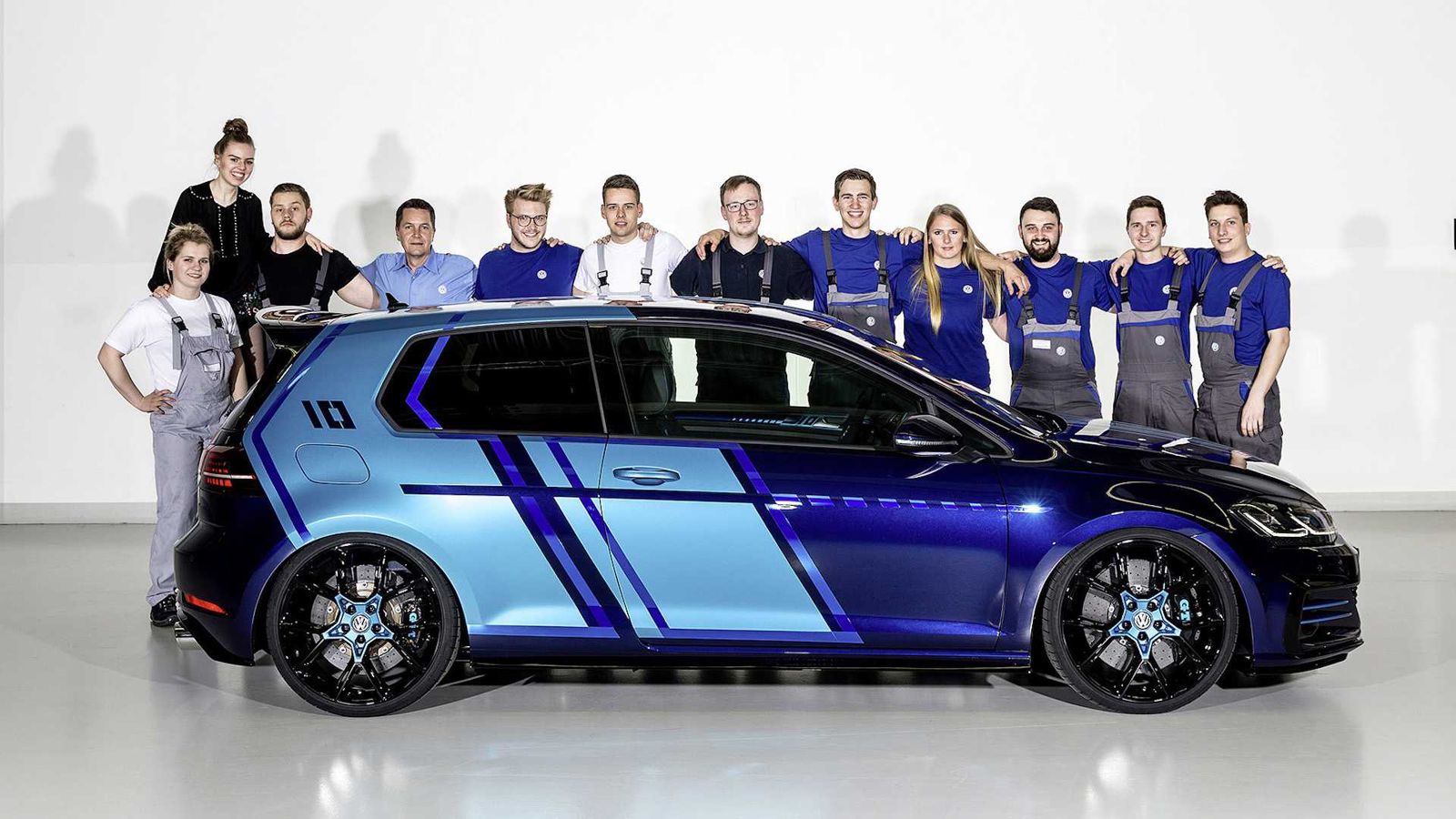 Υπεύθυνη για το GTI First Decade ήταν μια ομάδα 13 μαθητευόμενων της VW.