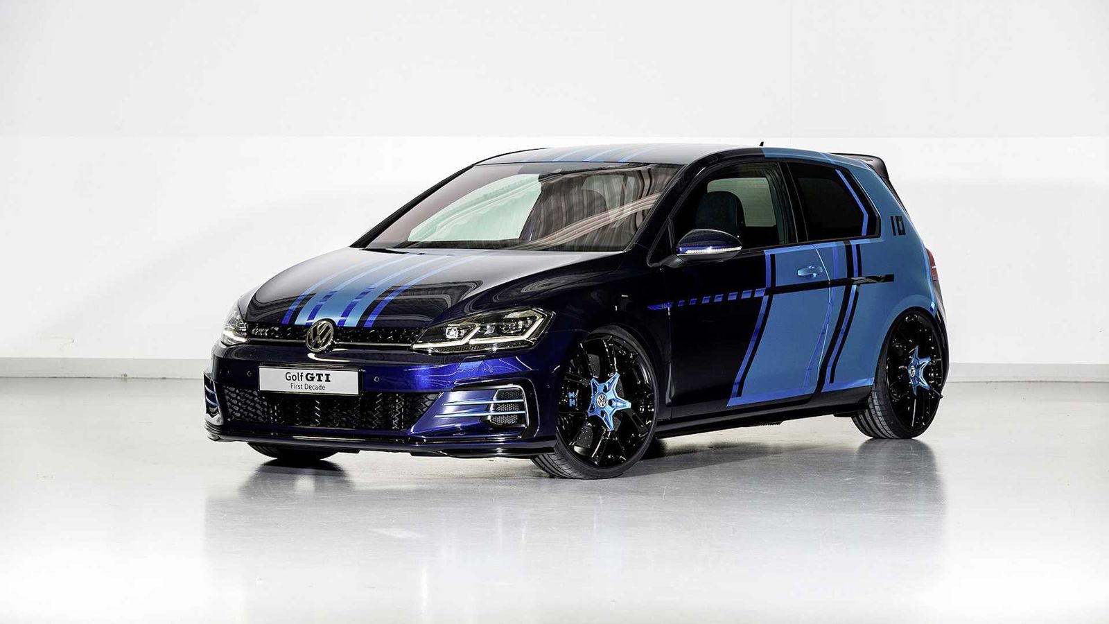 Η VW μας αποκαλύπτει τα δύο νέα πρωτότυπα οχήματά της για το ετήσιο Worthersee, που ανοίγει τις πύλες του αύριο. Λόγος γίνεται για τα GTI First Decade