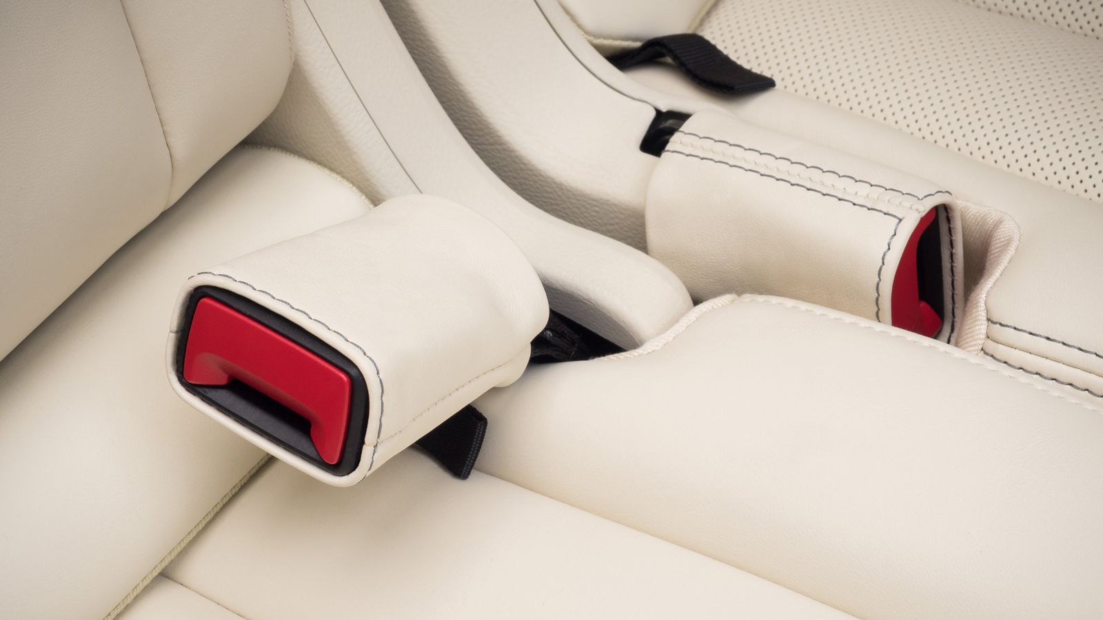 Έχει δοθεί τόση σημασία στη λεπτομέρεια που έχουν επενδυθεί με δέρμα μέχρι και τα κουμπώματα των ζωνών ασφαλείας.