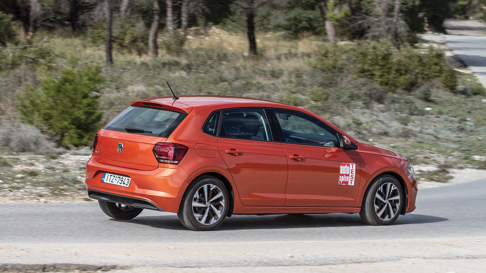 Είτε κυλάει στην εθνική, είτε στρίβει, το VW Polo με τα 115 άλογα έχει «πάτημα» και απορροφητικότητα ανάρτησης, που θυμίζουν μεγαλύτερο αυτοκίνητο.