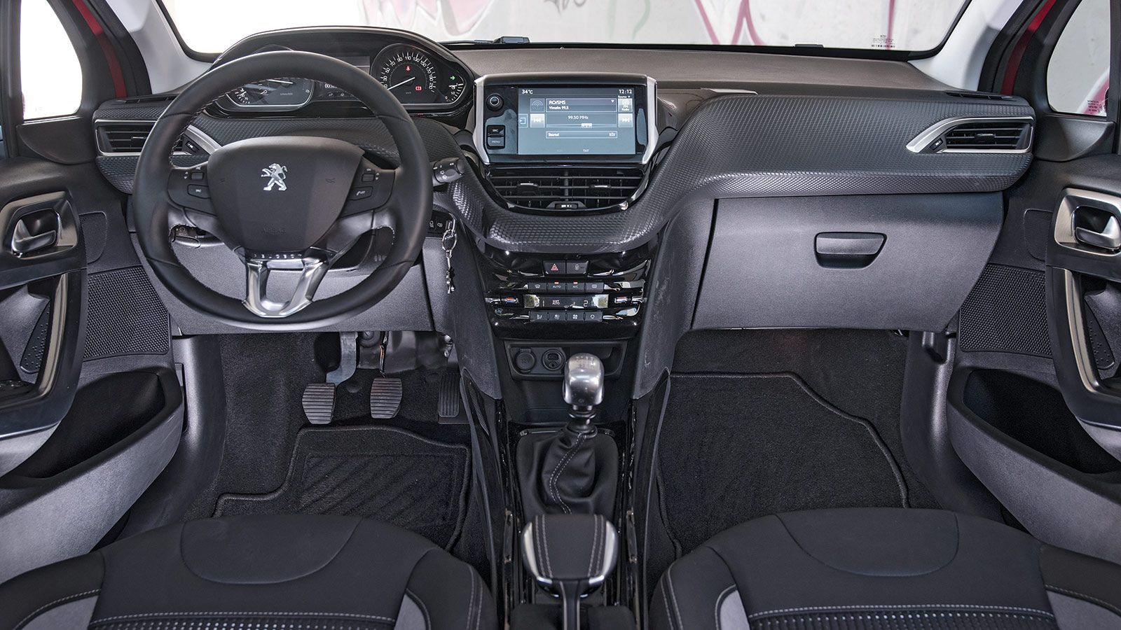 Το minimal εσωτερικό του Peugeot 2008 είναι μοντέρνο σχεδιαστικά και καλό ποιοτικά. Ο πίνακας οργάνων και το μικρό τιμόνι κερδίζουν τις εντυπώσεις.