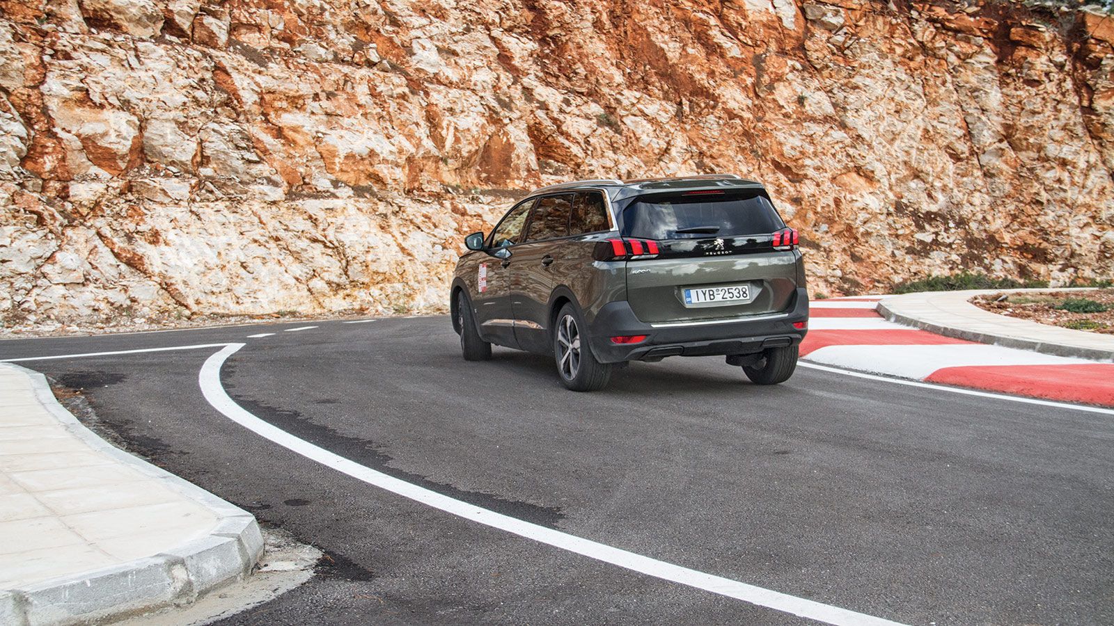 Ευχάριστο είναι στο δρόμο το Peugeot 5008 επιδεικνύοντας πολύ σταθερό πάτημα, άνεση και ασφάλεια σε κάθε περίπτωση, προσφέροντας παράλληλα και καλή οδ