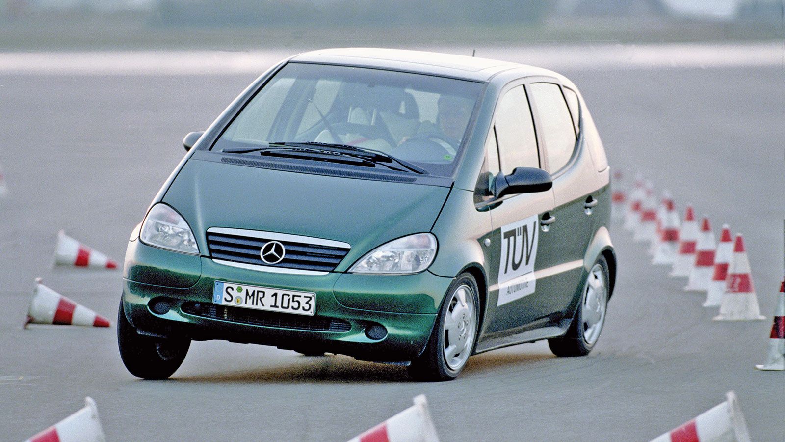 Η Mercedes αντέδρασε ακαριαία προσθέτοντας στον εξοπλισμό του νέους της μοντέλου το –γνωστό μας σήμερα- σύστημα ελέγχου της ευστάθειας (ESP), το