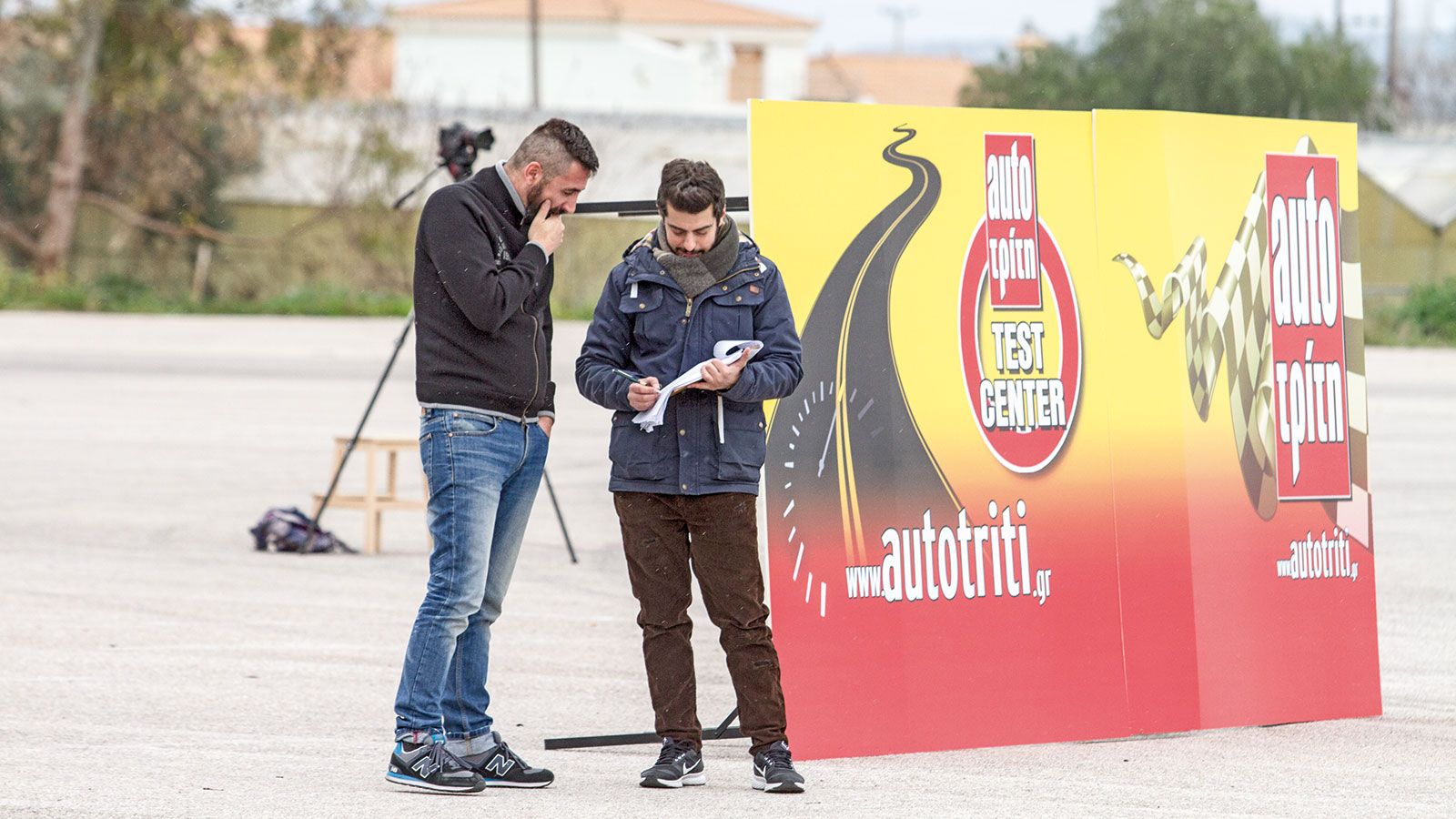 Ο οδηγός της όλης δοκιμασίας Σταμάτης Καγιαλής με το... δεξί του χέρι στις σημειώσεις Γιώργο Παπαευσταθίου.