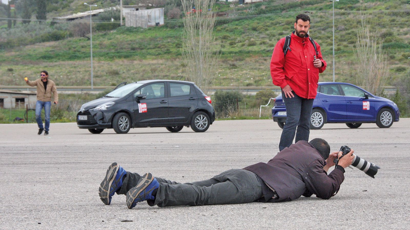 Ο Δημήτρης (με το κόκκινο) στον Σβολόπουλο (φωτογράφος):  Kαι δε μου λες;….Το δικό σου πετάει; 