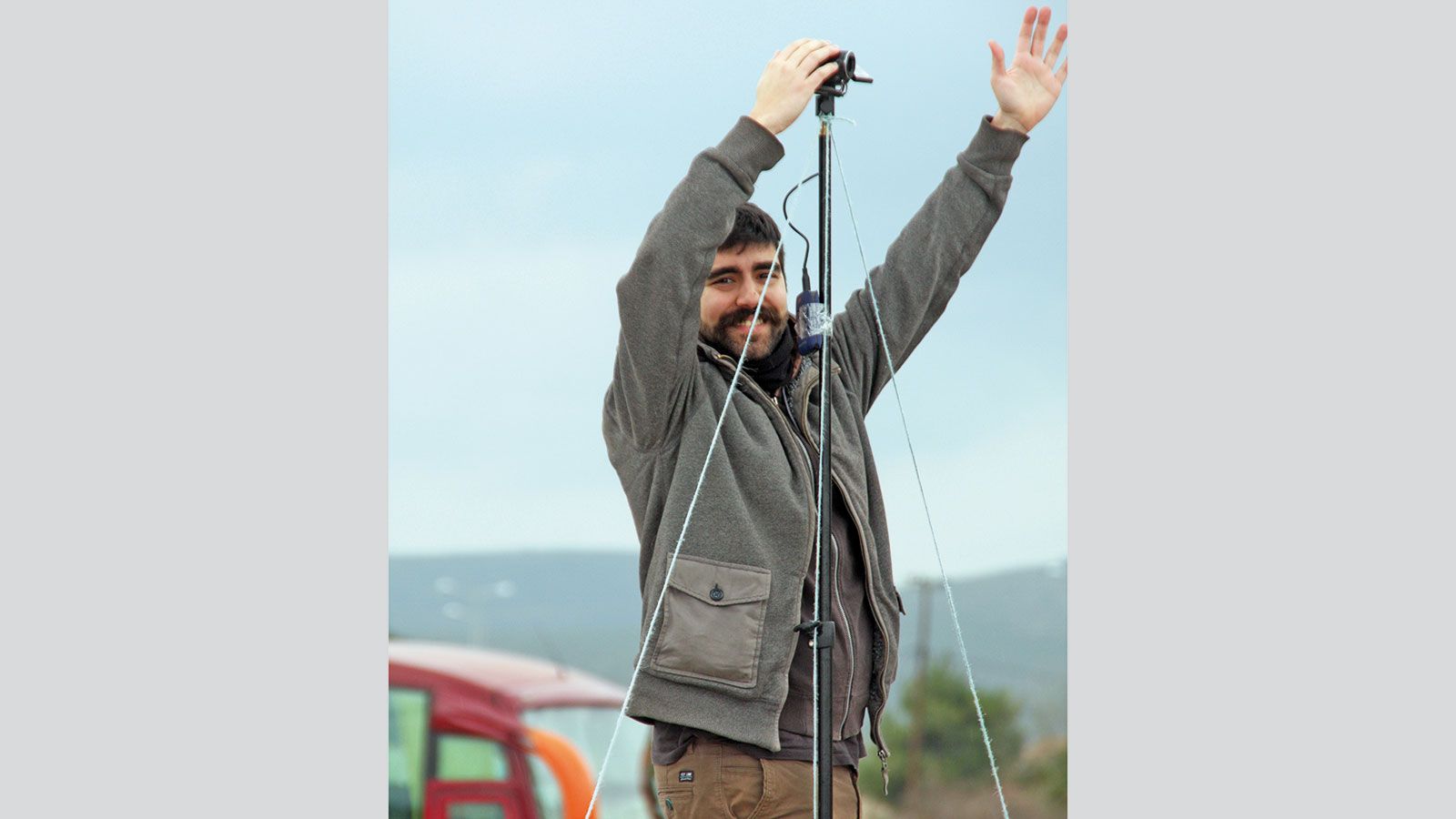 Φώτα, κάμερες….πάμε: Ο Σβολόπουλος (φωτογράφος μας)  στο πεδίο μάχης. Βρήκε τα σημεία του όπως και ο κάμεραμάν (Θανάσης).