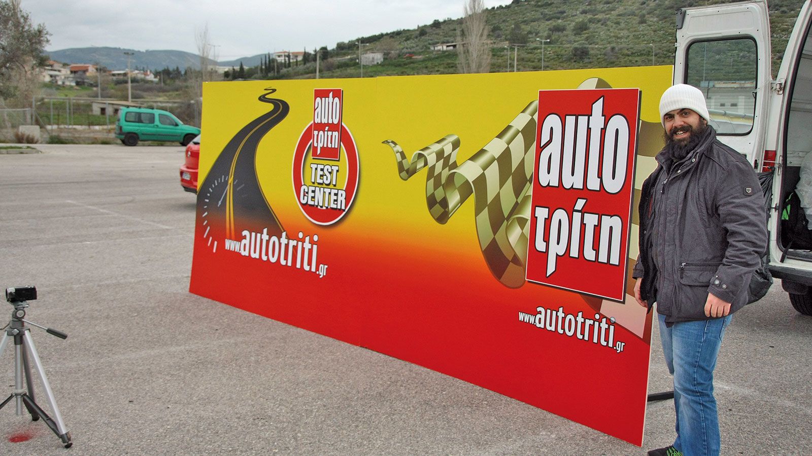 Περιχαρής ο υπεύθυνος του autotriti.gr Γιάννης Σκανδάλης που κατάφερε για πρώτη φορά να ακολουθήσει το περιοδικό εκτός γραφείου, αφού δεν είναι καθόλο