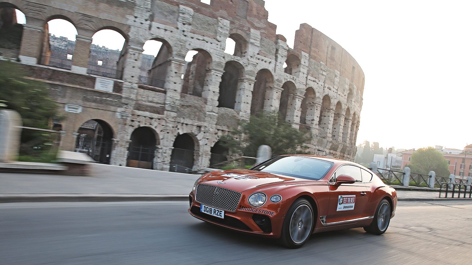 Περνώντας έξω από το Κολοσσαίο με την Bentley Contrinental GT, τραβάμε όλα τα βλέμματα και τα φωτογραφικά κλικ των τουριστών.
