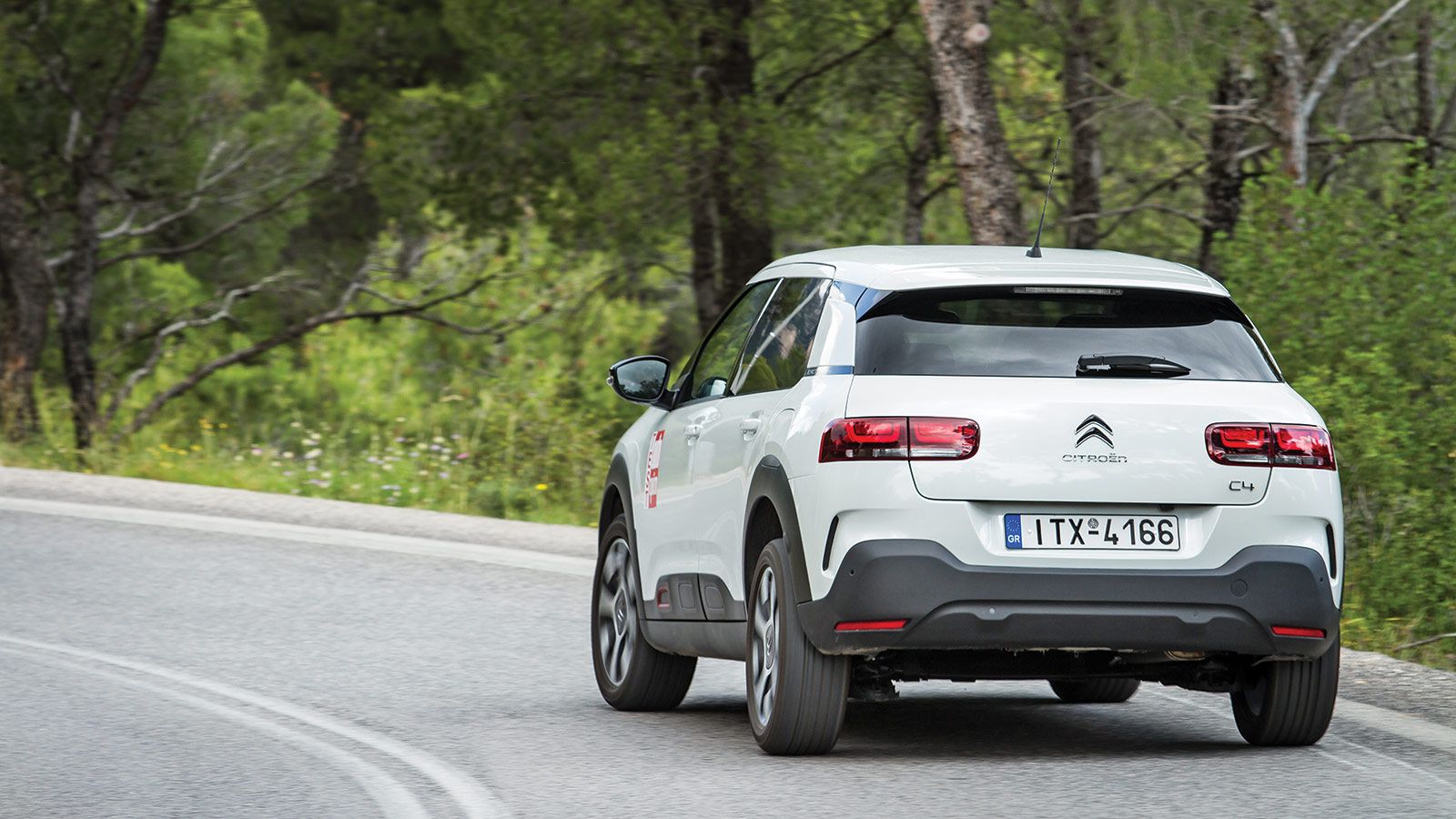Πολύ άνετο το νέο C4 Cactus σε κάθε δρόμο: στην άσφαλτο μοιάζει εντελώς ανεπηρέαστο από λακκούβες γεγονός που σε ωθεί να το δεις πιο πολύ ως crossover