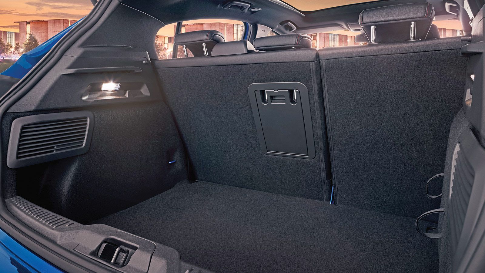 Μεγαλύτερος και τετραγωνισμένος είναι ο χώρος αποσκευών, το μέγεθος ανέρχεται στα 375 λίτρα.   