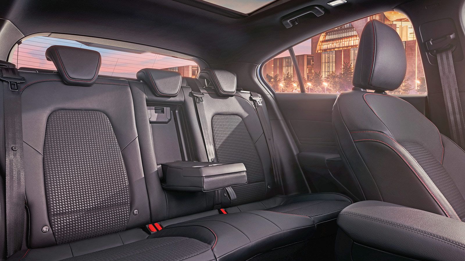Το μεγάλο μεταξόνιο υπόσχεται βελτιωμένη άνεση και χώρο για τα πόδια στους πίσω επιβάτες.