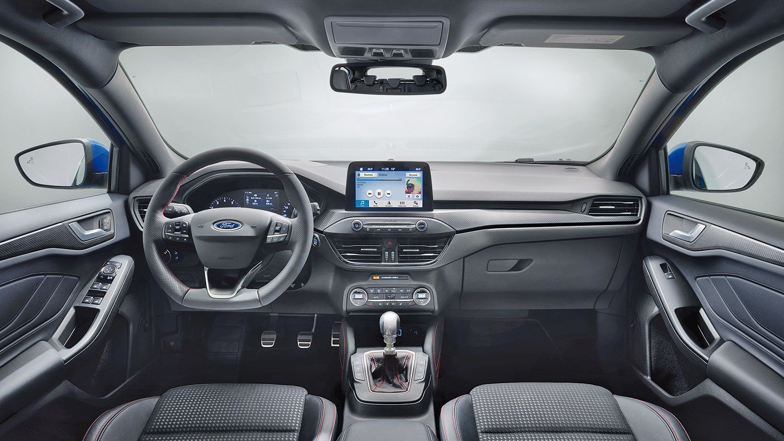 Πλήρως ανανεωμένη είναι η καμπίνα της νέας τέταρτης γενιάς του Ford Focus, αντλώντας ωστόσο στοιχεία από το μικρότερο Fiesta.