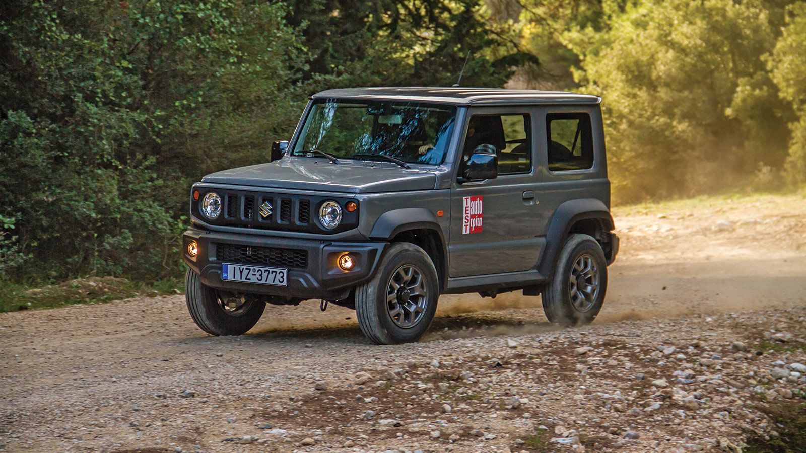 Κάτω από την μοντέρνα εικόνα του το Jimny κρύβει την σκληροτράχηλη συνταγή, η οποία συνδυάζει πλαίσιο τύπου σκάλας και βαρβάτη τετρακίνηση με κοντές σ