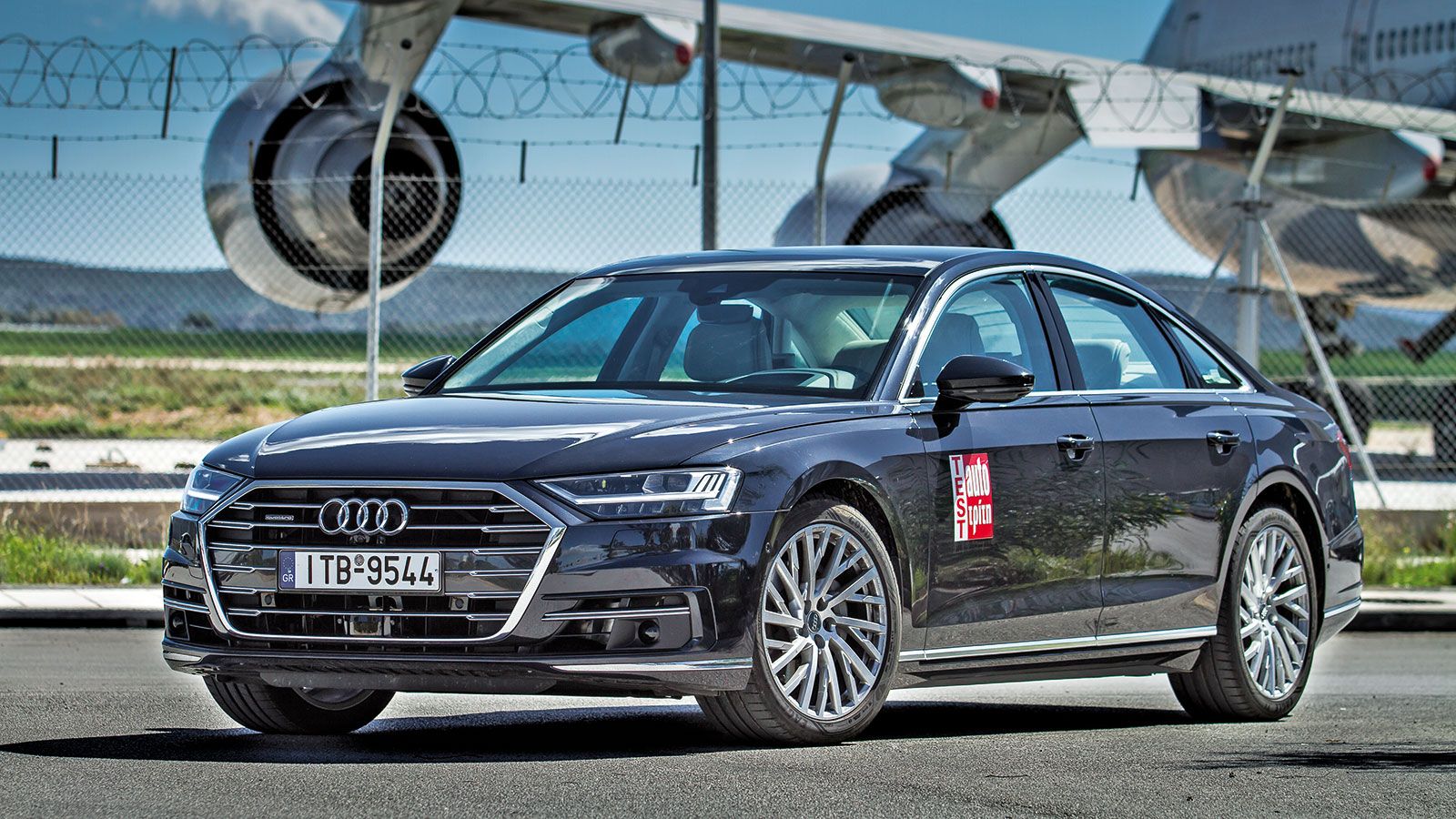 Το νέο Audi A8 χρησιμοποιεί ηλεκτρικό κύκλωμα 48V και το οποίο δίνει τη δυνατότητα για χρήση ήπιας υβριδικής τεχνολογίας.