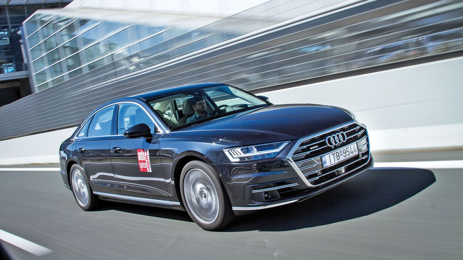 Το νέο Audi A8 δεν σχεδιάστηκε για να είναι προκλητικό, αλλά ισορροπημένο 
και επιβλητικό.