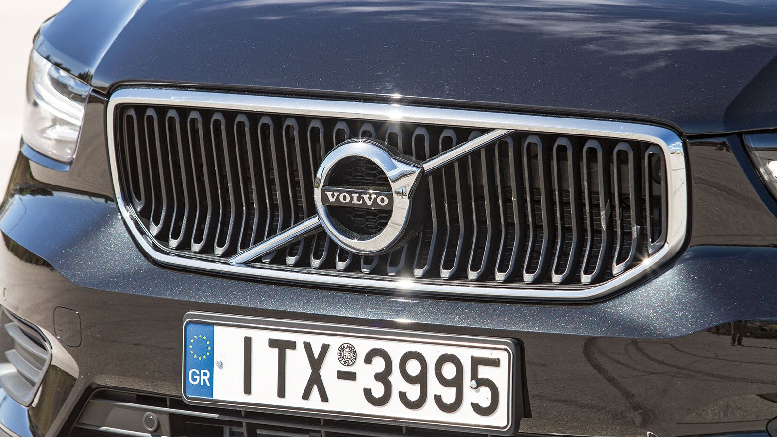 Όπως και τα υπόλοιπα XC μοντέλα της Volvo, έτσι και το XC40 καταφέρνει να κάνει αισθητή την παρουσία του από μακριά.