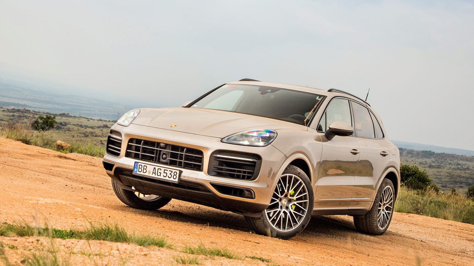 Η Cayenne E-Hybrid είναι ένα οικολογικό μοντέλο σε σπορ μονοπάτια.