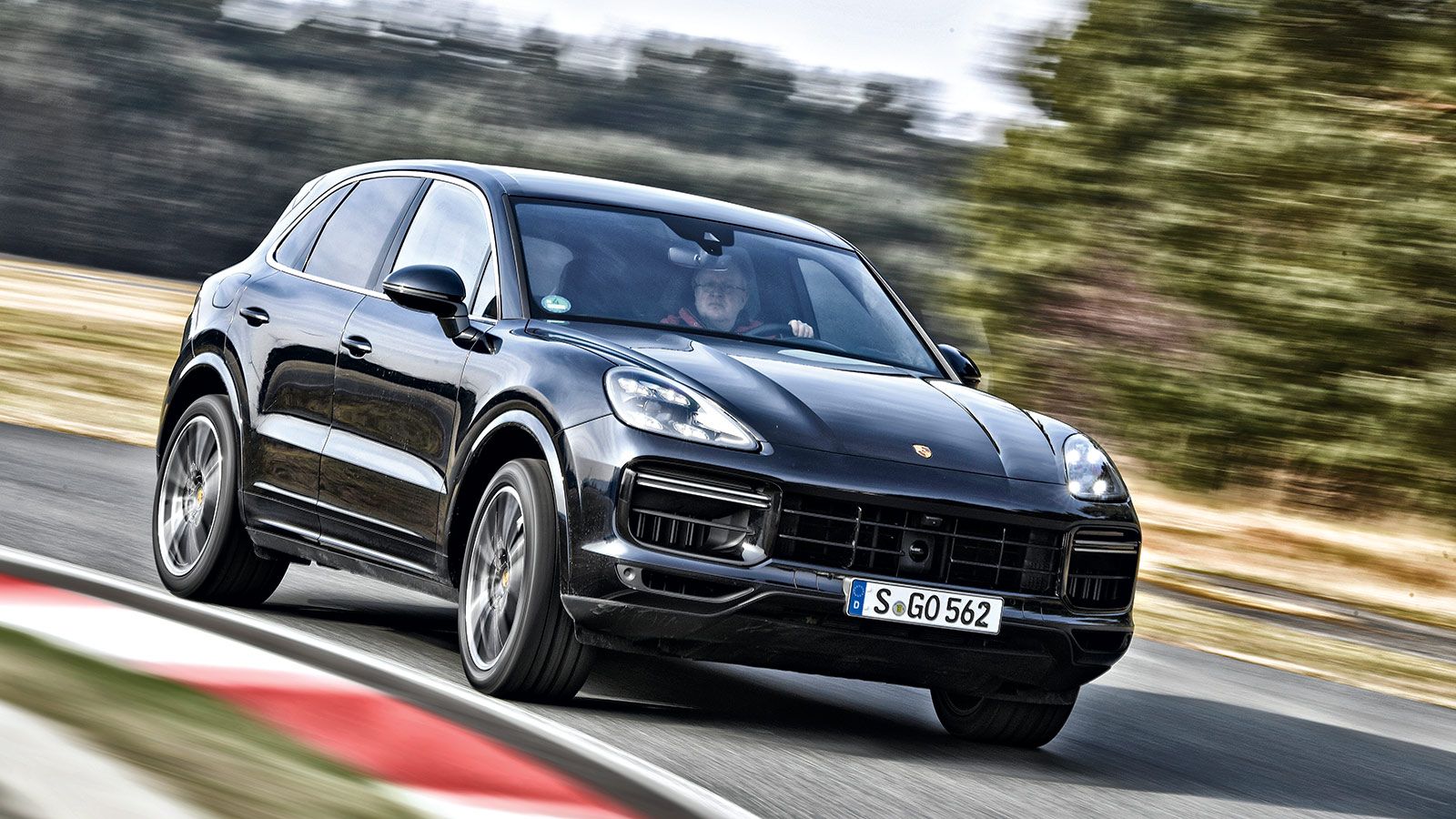 V8 Biturbo 4,0 λτ. - 286 χλμ./ώρα τελική - 770 Nm Ροπή - 0-100 χλμ./ώρα σε 3,6 δλ. - Ισχύς: 550 ίπποι - Βάρος: 2.278 κιλά