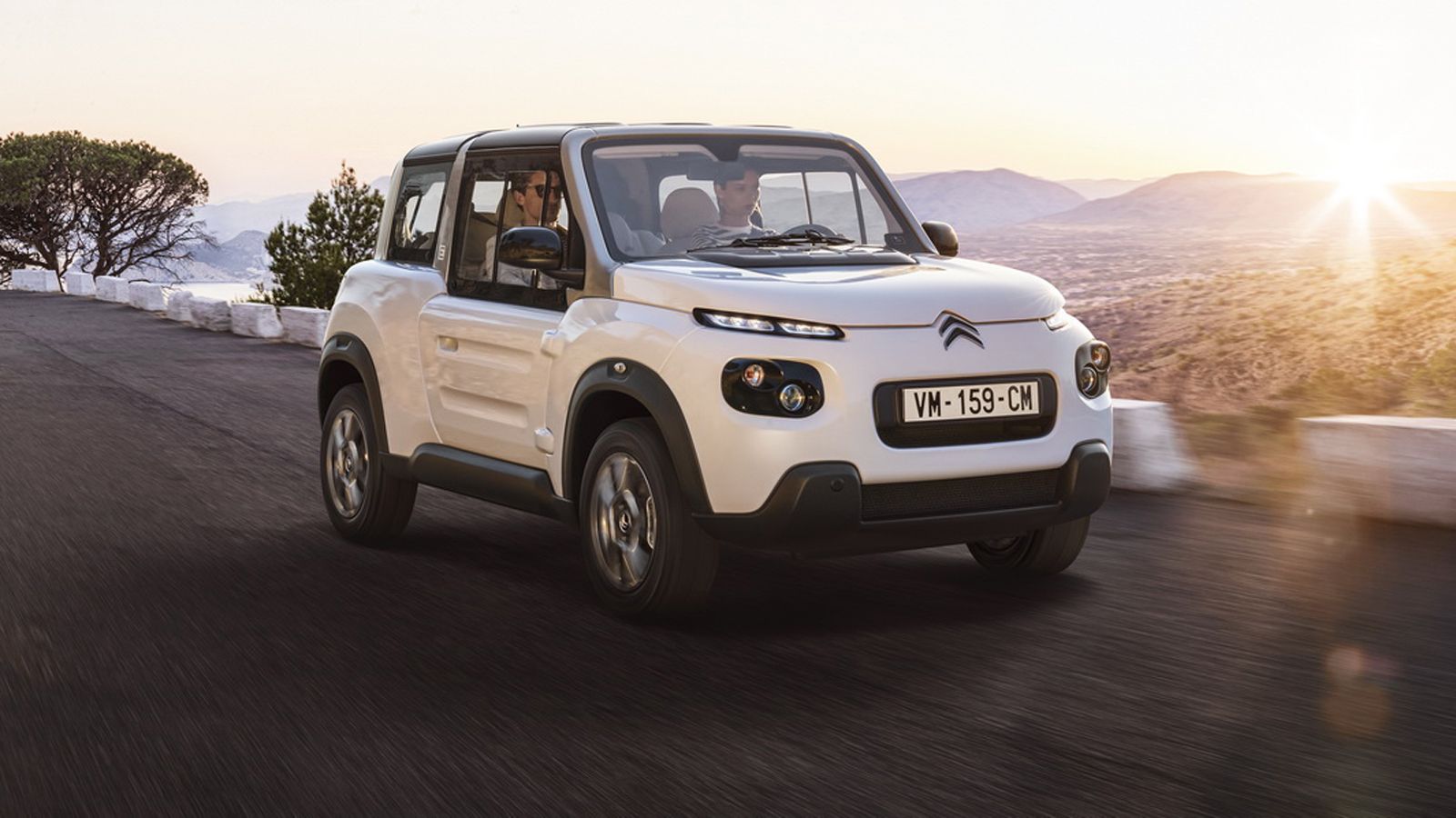Σε συνέχεια του περσινού «Styled by Courreges», το νέο Citroen E-Mehari διαθέτει ένα ηλεκτρικό μοτέρ με αυξημένη ροπή κατά 20%, νέο ταμπλό, καινούρια