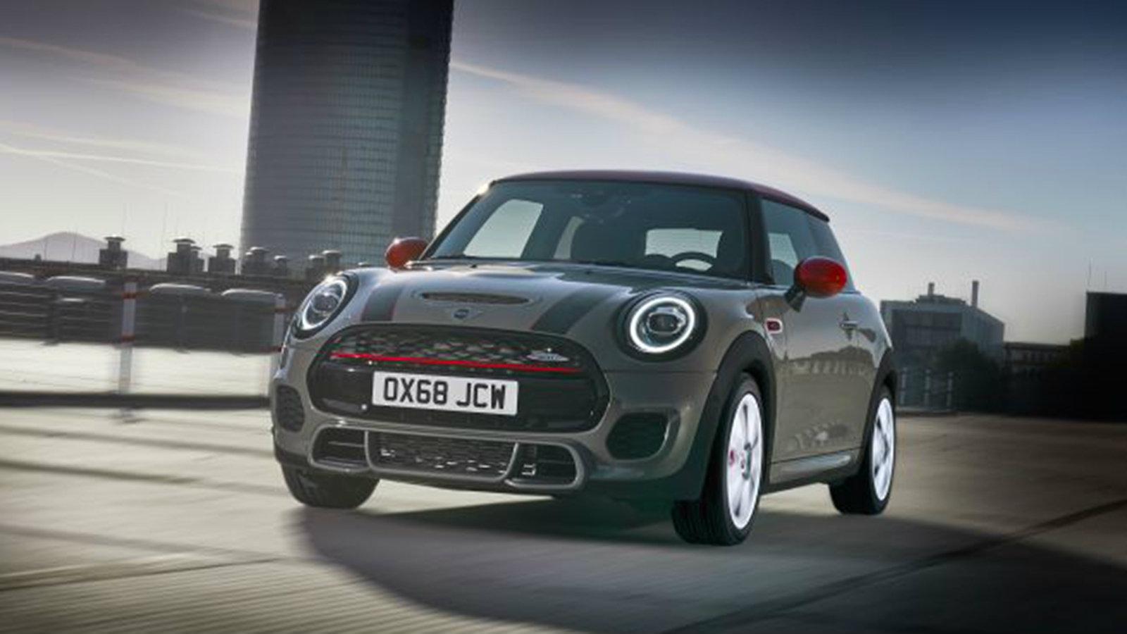 H MINI μόλις παρουσίασε το ανανεωμένο MINI John Cooper Works στις hatch και cabrio εκδόσεις του.