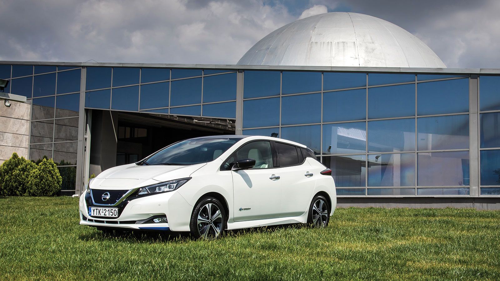 Το νέο Nissan LEAF πάτησε τους τροχούς του στη χώρα μας, όντας εξοπλισμένο με πολλά τεχνολογικά «καλούδια» και τιμή που ξεκινά από τις 32.990 ευρώ.