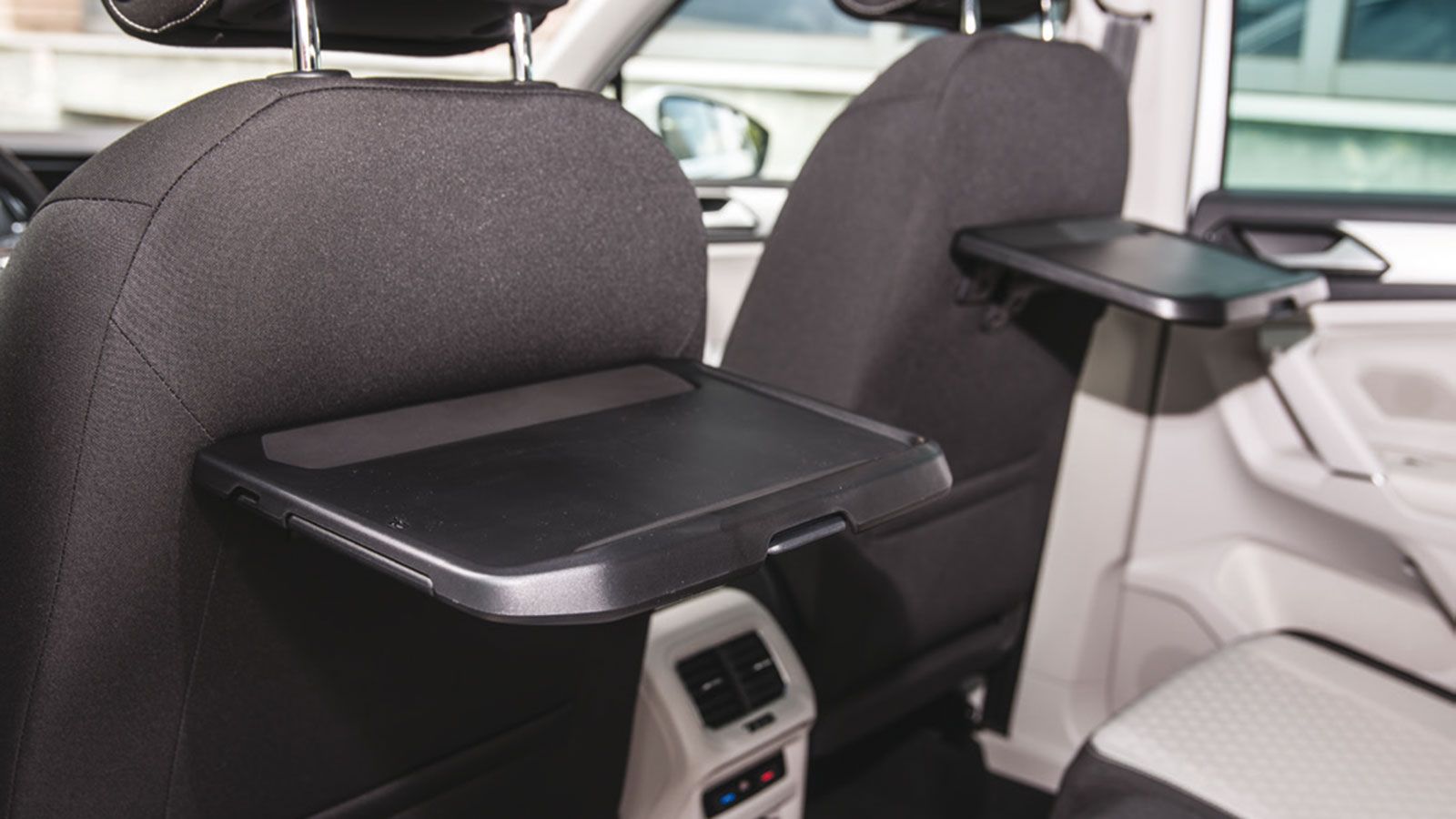 Στις πιο ακριβές εκδόσεις των μοντέλων θα συναντήσουμε στοιχεία, όπως πτυσσόμενα τραπεζάκια στα πλατοκαθίσματα (π.χ. στο Skoda 
Karoq).