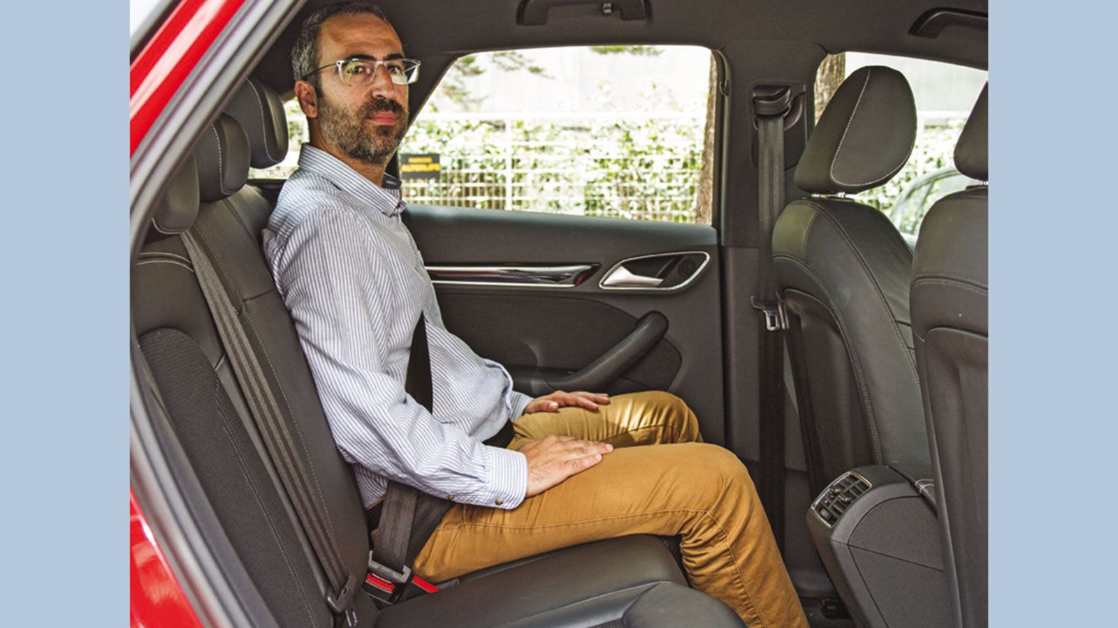 Παραπάνω από επαρκής είναι ο διαθέσιμος χώρος για τα γόνατα των πίσω επιβατών στο Audi Q3.
