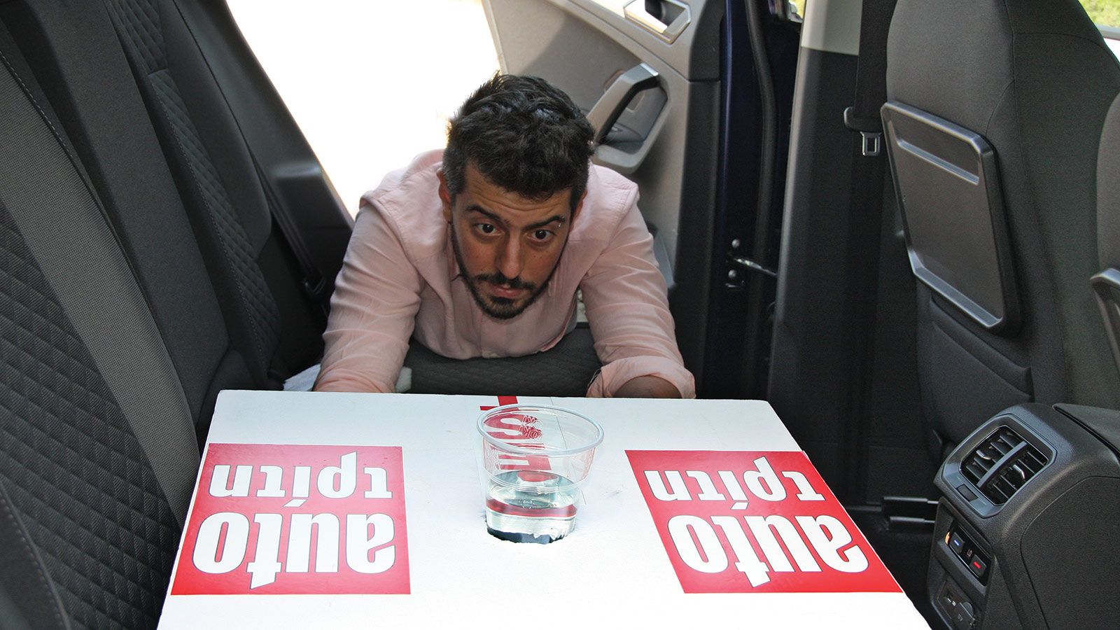 Στο πίσω κάθισμα κάθε αυτοκινήτου τοποθετήσαμε μια ειδική βάση στην οποία στερεώσαμε ένα γεμάτο ποτήρι με «καφέ» - νερό.