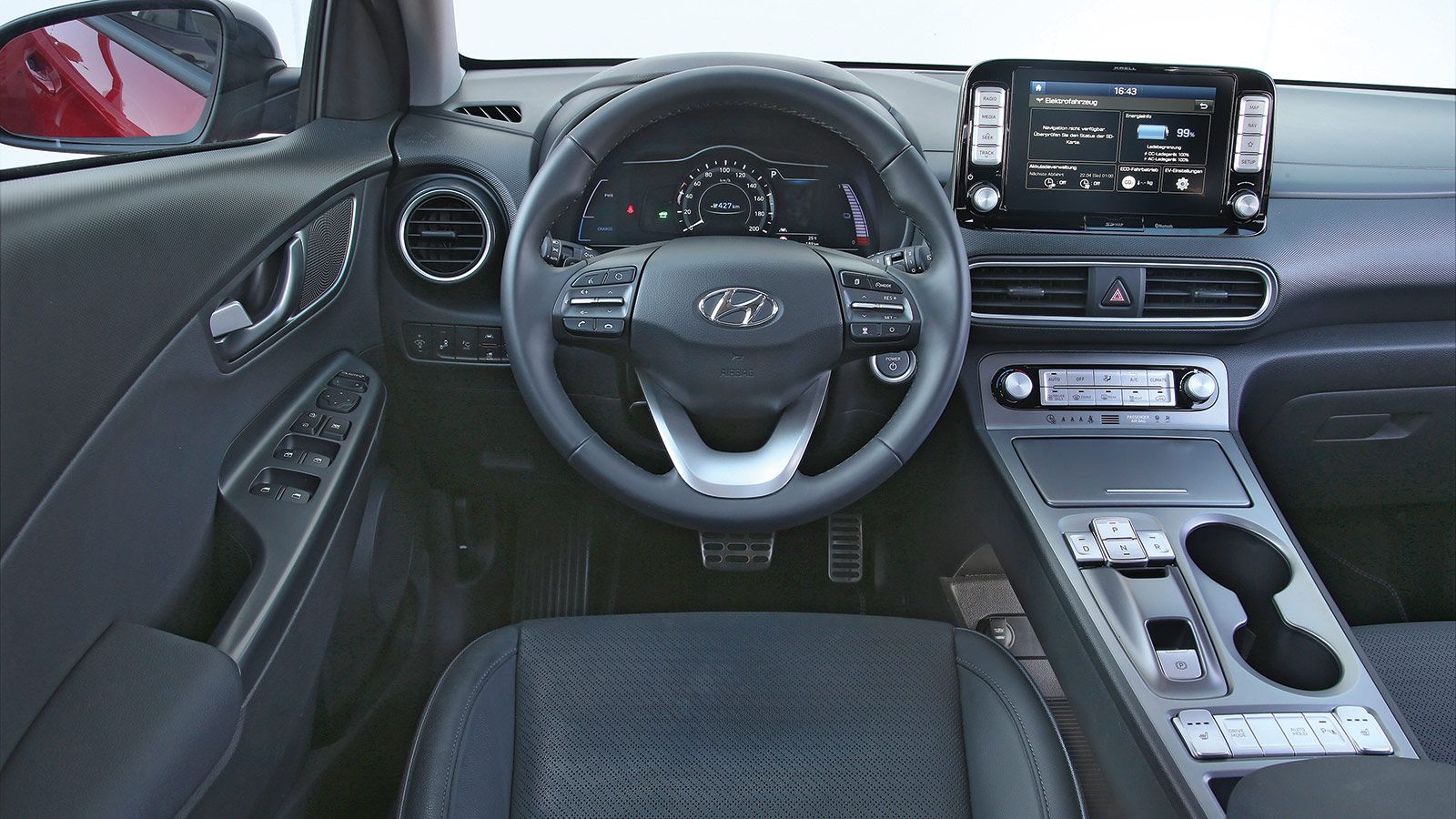 Το εσωτερικό του Hyundai Kona electric δεν φωνάζει σχεδιαστικά πως πρόκειται για κάποιο ηλεκτρικό όχημα. Στο μοντέλο της δοκιμής υπήρχαν κάποιες αστοχ