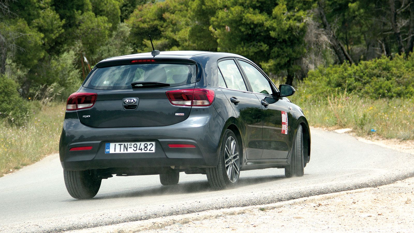 Το Rio με τον κινητήρα 120 ίππων διαθέτει τα κατάλληλα εφόδια για να ξεδιπλώσει στο δρόμο τα δυναμικά οδηγικά χαρακτηριστικά του.